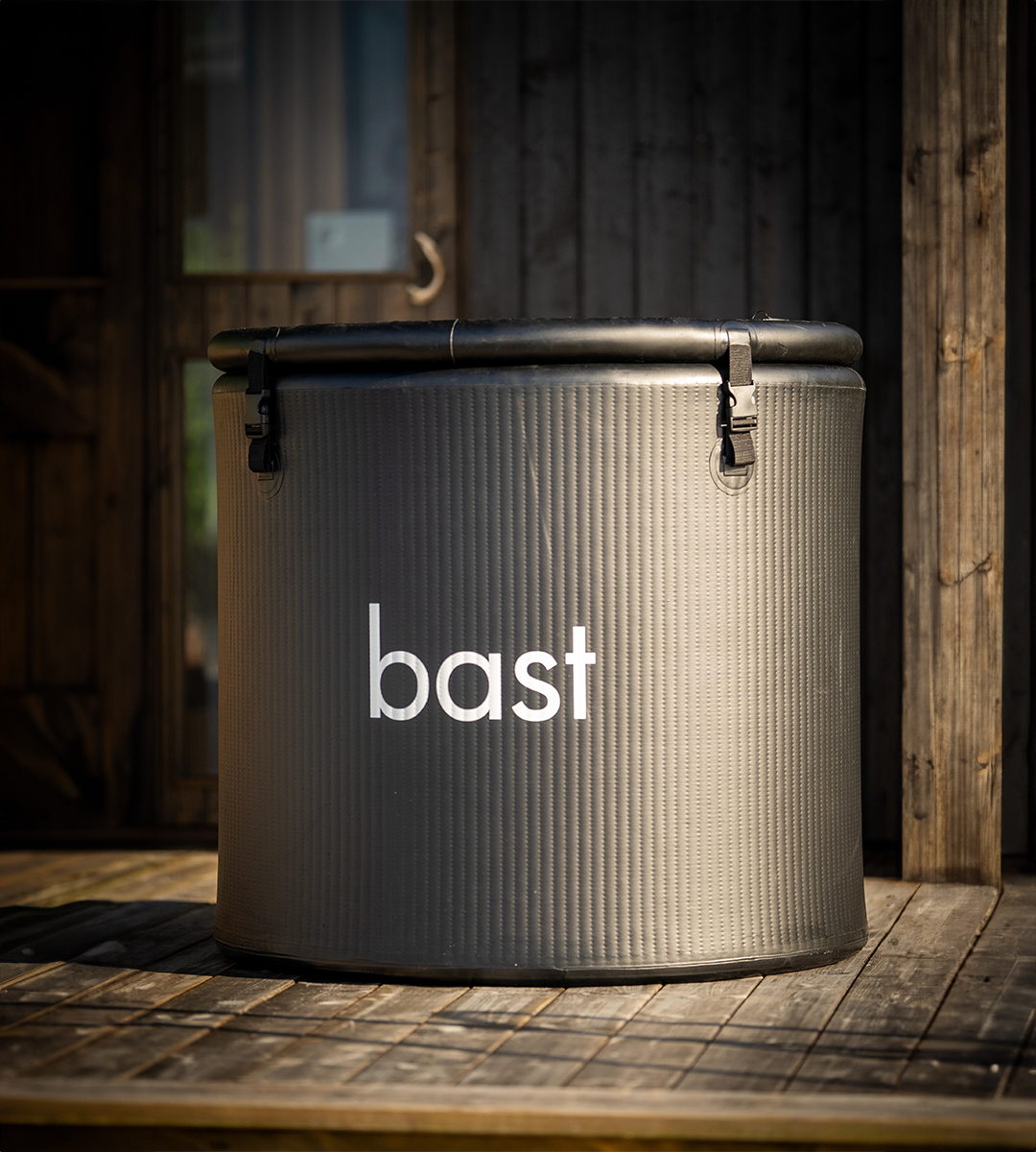 Frost Isbad fra Bast Sauna, stivt isbadekar med tykke isolerte vegger